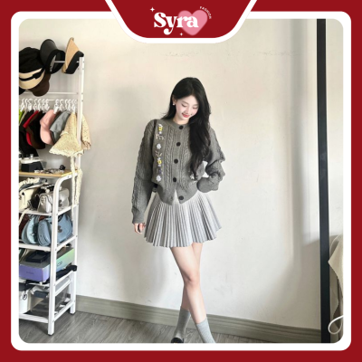 chân váy xếp ly ngắn phối với áo cardigan